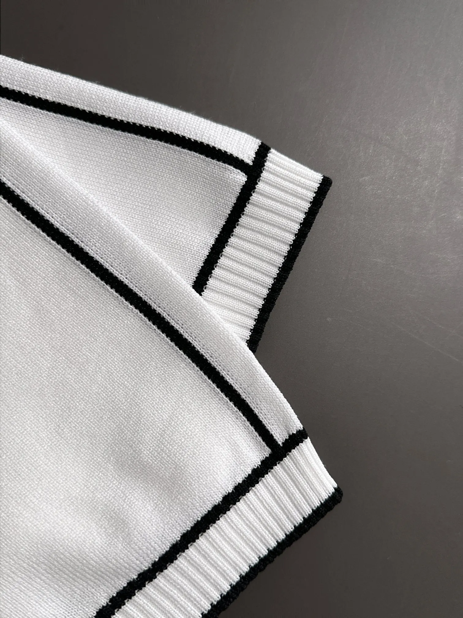 🅿️320 shipped next day, high quality Stone Island 2025 spring and summer new men's lapel short-sleeved T-shirt. Made of combed cotton yarn knitted cotton fabric, pure cotton high-weight special yarn, it feels full when weighed, and the upper body is more textured than ordinary T-shirts. This texture can cope with the weather easily and is suitable for both hot and cold! The pattern on the chest adopts three-dimensional embroidery technology, and is perfectly produced stitch by stitch with reference to the original version! Loose fit design, looks noble. Size: M to XXXL